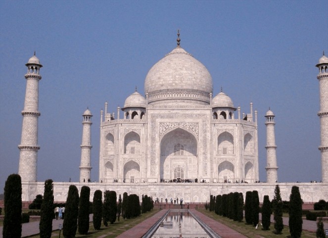 Featured image for “Un indio construye copia del Taj Mahal en señal de amor a su esposa”