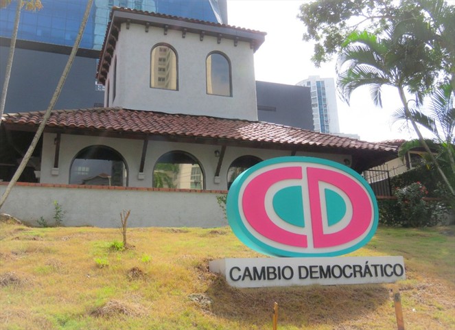 Noticia Radio Panamá | Mujeres dirigentes de CD exigen que Ana Giselle Rosas renuncie a la Secretaría de la Mujer