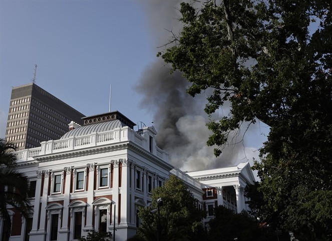 Featured image for “Controlado el incendio que devastó el parlamento sudafricano en Ciudad del Cabo”