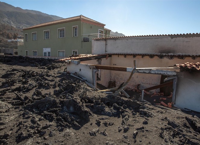 Featured image for “Los vecinos de La Palma vuelven a sus casas a pelear contra un mar de ceniza”