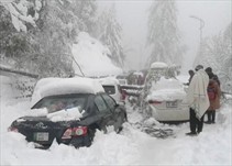 Featured image for “Al menos 21 personas mueren atrapadas dentro de vehículos por tormenta de nieve en Pakistán”