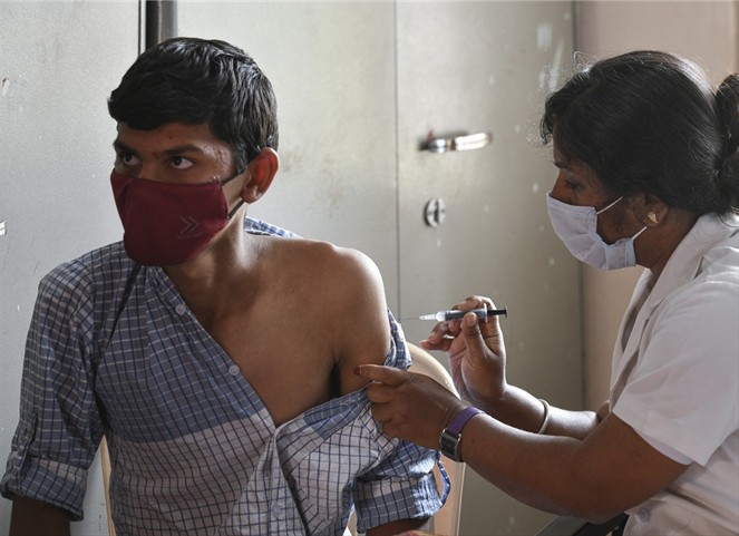 Featured image for “India lanza vacunación de refuerzo contra covid-19 para mayores y personal sanitario”