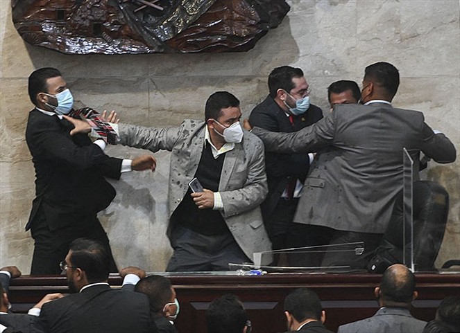 Featured image for “Congreso de Honduras inicia legislatura en medio de golpes y rebelión contra Castro”