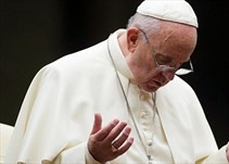 Featured image for “El papa sufre una inflamación en la rodilla que le impide pasear entre los fieles”