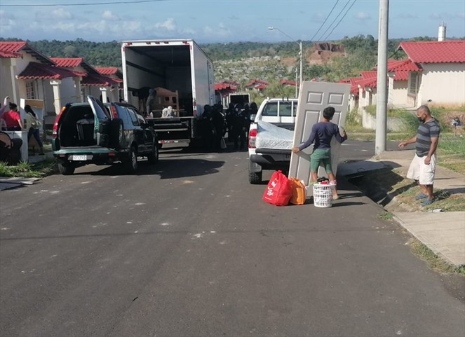 Noticia Radio Panamá | Desalojan a invasores ubicados en la barriada Jardines de La Espinoza, en La Chorrera