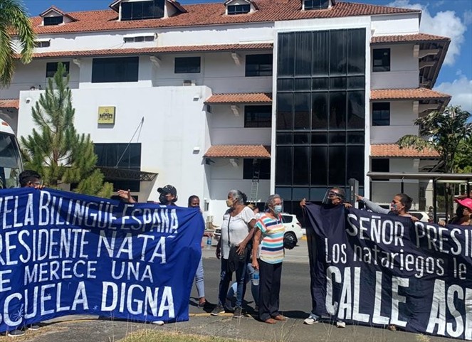 Noticia Radio Panamá | Residentes de Natá protestan en la sede del MOP, exigen construcción de carreteras y escuelas dignas