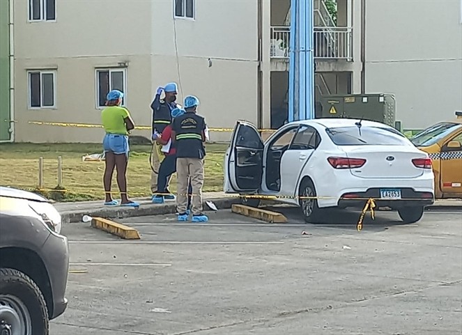 Noticia Radio Panamá | ¡Otro muerto en Colón! Pistoleros no lo dejaron ni bajar del auto cuando llegó a su casa en Altos de Los Lagos