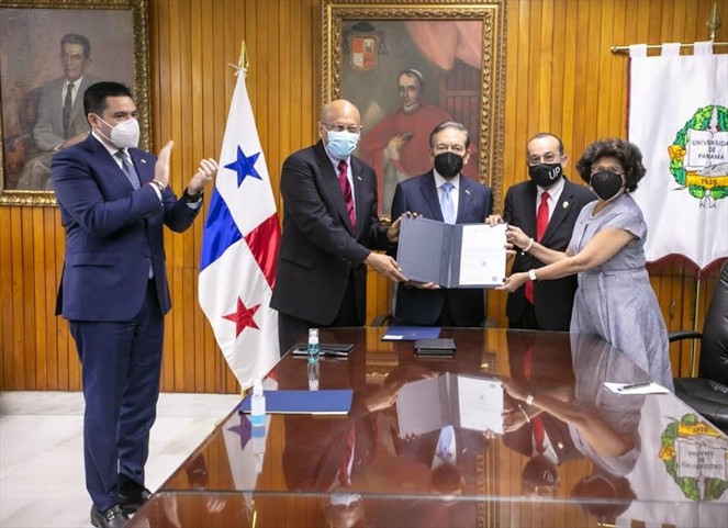 Noticia Radio Panamá | Cortizo hizo entrega de compromiso formal para la construcción de la Facultad de Medicina de la Universidad de Panamá