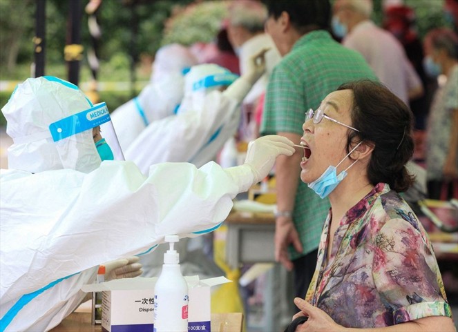 Featured image for “Hong Kong anuncia que todos los habitantes se someterán a tres test de Covid obligatorios”