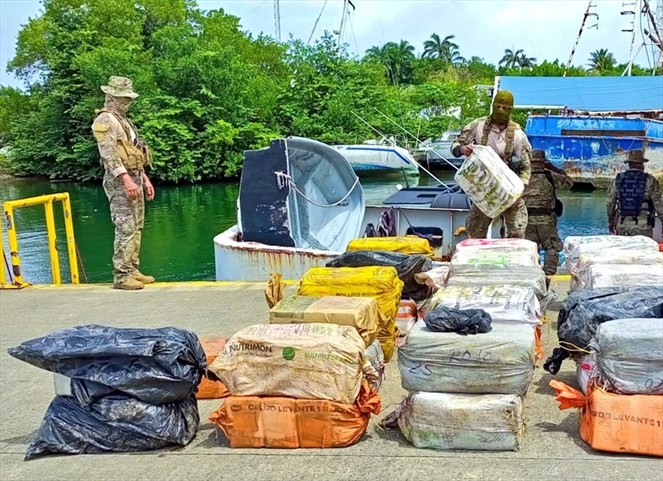 Noticia Radio Panamá | SENAN decomisa 41 sacos de presunta droga y detiene a 4 personas en Santa Isabel de Colón
