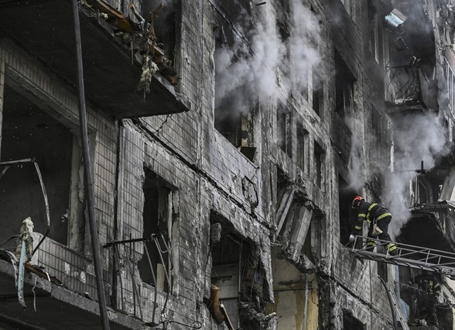 Featured image for “Dos muertos en bombardeos en Kiev que también apuntaron a una fábrica de aviones”