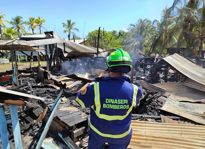 Noticia Radio Panamá | Familia de 7 miembros lo pierde todo en un incendio en Isla Carenero, Bocas del Toro