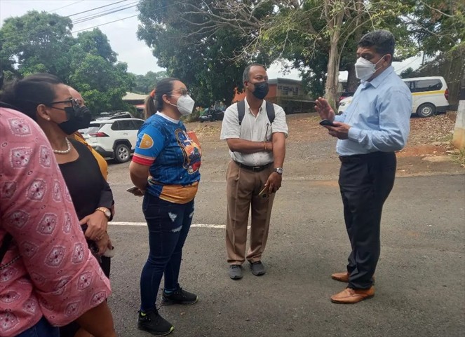 Noticia Radio Panamá | Padres de alumnos del Instituto Fermín Naudeau están molestos, ‘no hay sillas’ para dar las clases