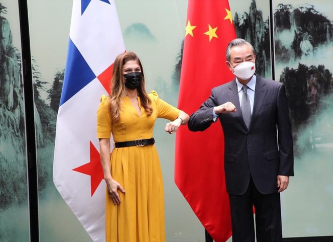 Noticia Radio Panamá | Canciller Erika Mouynes sostiene reunión con el consejero de Estado y canciller chino, Wang Yi