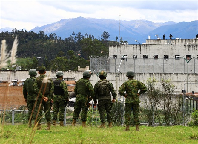 Featured image for “Militares se movilizan ante amenaza de nuevo amotinamiento carcelario en Ecuador”