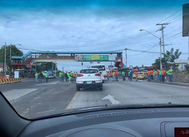 Noticia Radio Panamá | Transportistas de Panamá Oeste cerraron vías ante el alza de la gasolina