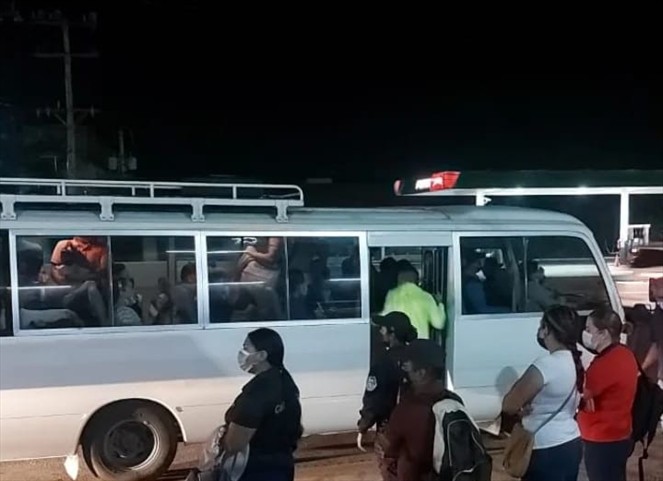 Noticia Radio Panamá | Ante paro de transportistas, usuarios de Panamá Oeste son trasladados en buses del Gobierno y la empresa Mi Bus