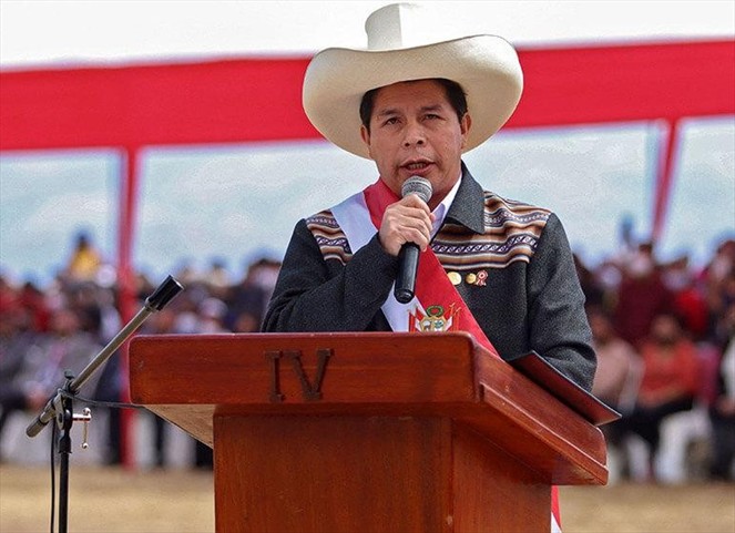 Noticia Radio Panamá | Presidente de Perú vuelve en auto desde Ecuador para evitar destitución
