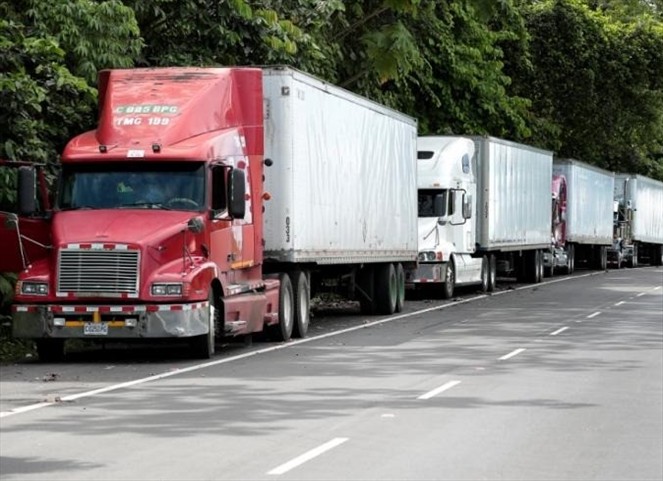 Noticia Radio Panamá | Transportistas de Carga cierran la frontera con Costa Rica por el alto precio del combustible