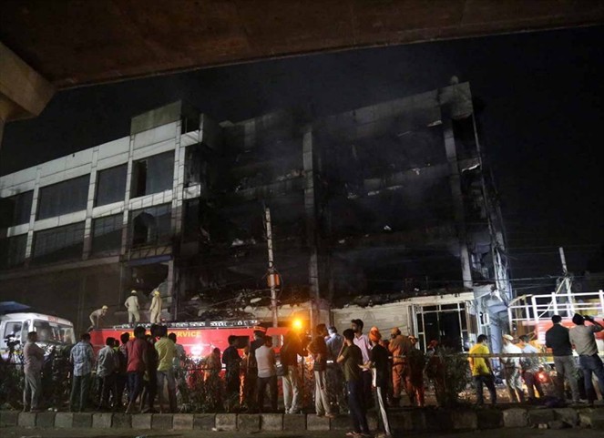 Noticia Radio Panamá | Un incendio deja 27 muertos en Nueva Delhi, según servicios de emergencia