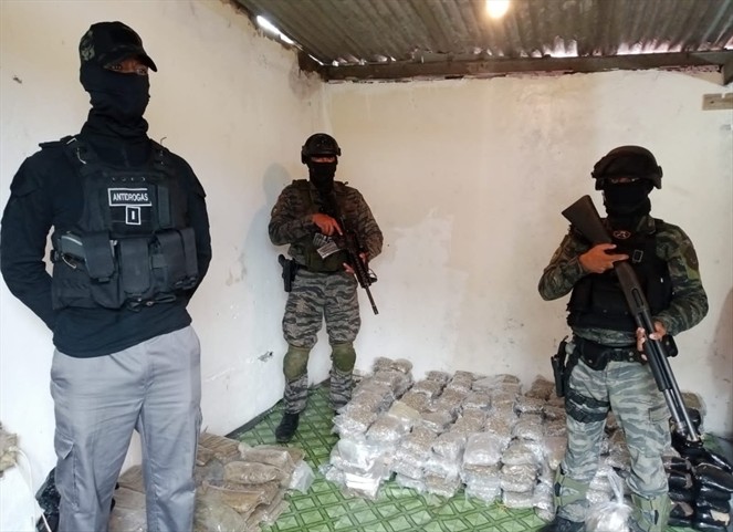 Noticia Radio Panamá | Un hombre y una mujer detenidos en allanamiento en San Miguelito, tenían droga escondida en 10 sacos