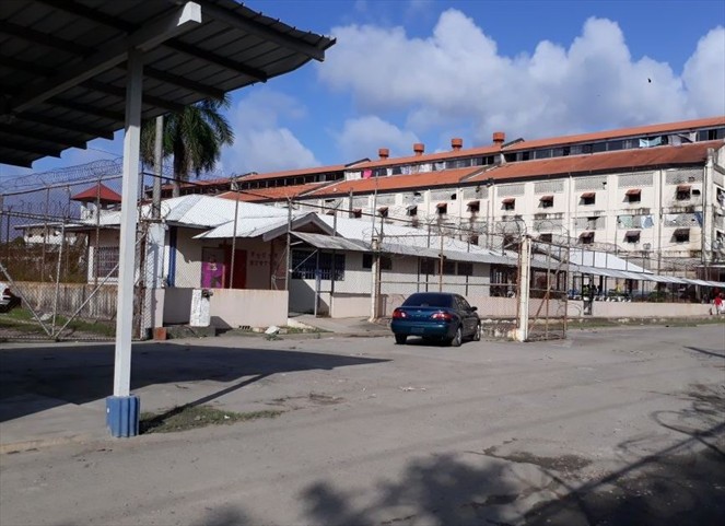 Noticia Radio Panamá | Detienen a custodio que intentó ingresar celulares y accesorios a la cárcel de Nueva Esperanza