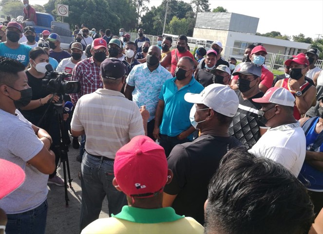 Noticia Radio Panamá | Grupo de pescadores cerraron vías para exigirle al Gobierno que tome acciones ante el alza del combustible