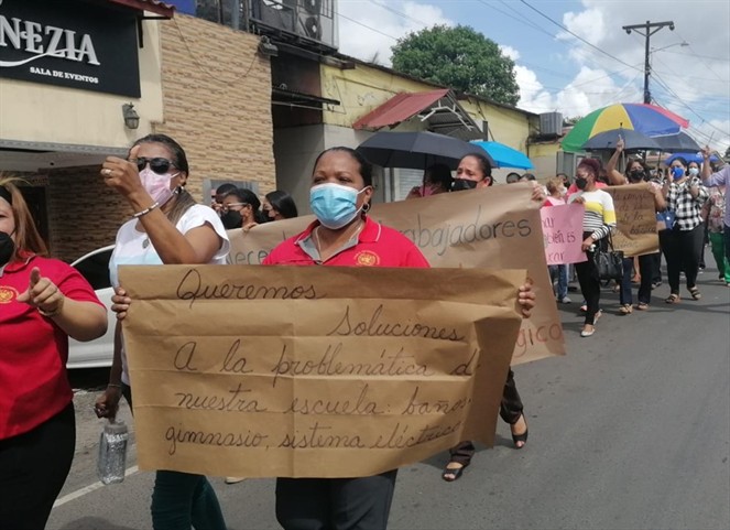 Noticia Radio Panamá | Protestas de educadores y administrativos de la escuela Naciones Unidas continuarán, si no atienden sus exigencias