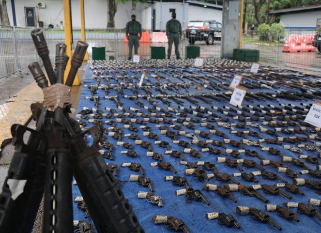 Noticia Radio Panamá | Mil 28 armas, municiones y proveedores son sacadas de las calles y destruidas