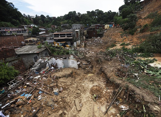 Noticia Radio Panamá | Bolsonaro visita área afectada por lluvias, que ya dejan 91 muertos en Brasil
