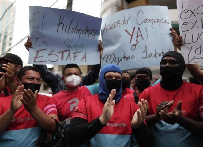 Noticia Radio Panamá | Repartidores de PedidosYa continúan en paro de labores, exigen una tarifa de $3.50 por pedido