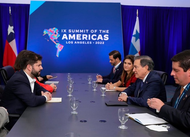 Noticia Radio Panamá | Presidente Gabriel Boric invita a delegación de empresarios panameños a Chile para explorar futuras inversiones