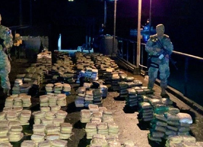 Noticia Radio Panamá | Incautan 1,548 paquetes de presunta droga en una lancha rápida, al sur de Isla Jicarón