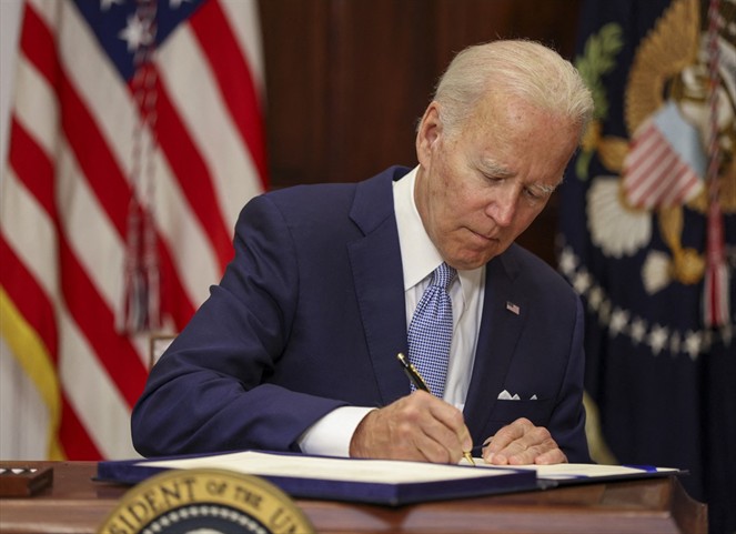 Noticia Radio Panamá | Biden firma la ley que regula las armas de fuego