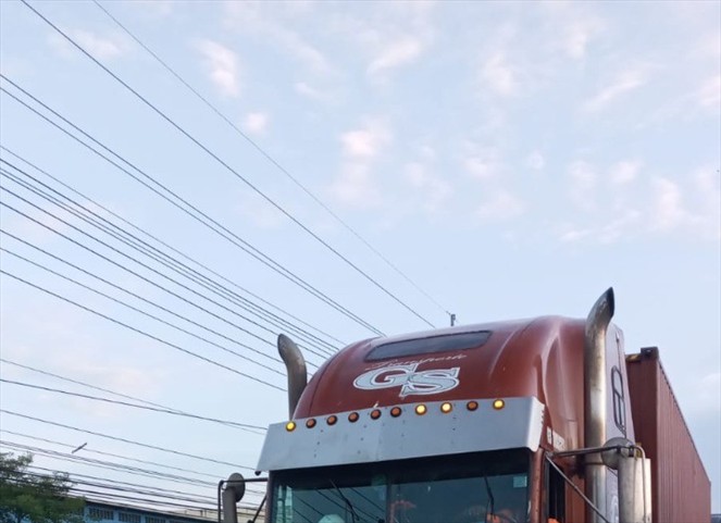 Noticia Radio Panamá | Transportistas de carga terrestre en contenedores y furgones se van a huelga indefinida