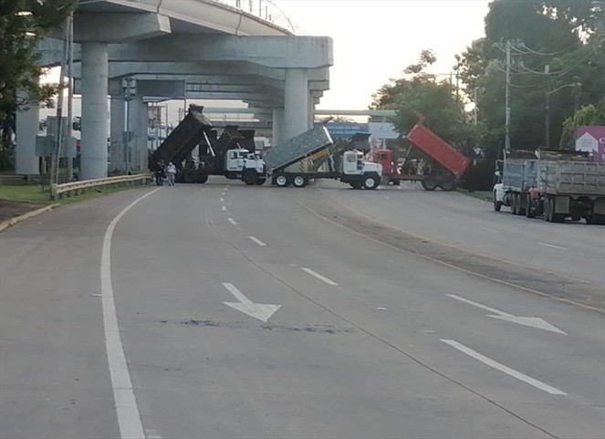 Noticia Radio Panamá | Camioneros cerraron la vía Tocumen exigiendo el congelamiento de precio del combustible