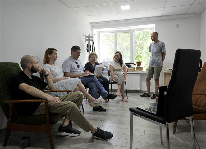 Ucranianos buscan sanar heridas de la guerra en una clínica de salud mental