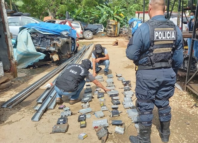Noticia Radio Panamá | Recuperan 62 computadoras de diferentes vehículos, presuntamente robados, en un rastro Villa Lobos