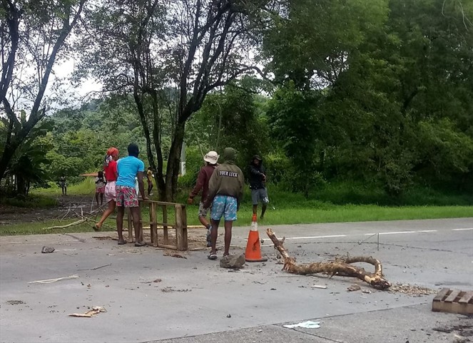 Noticia Radio Panamá | Detienen a dos sujetos que cerraron vía en el Corredor Norte para robarle a los conductores
