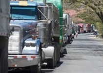 Noticia Radio Panamá | Transportistas de carga amenazan con suspender el servicio si el Ejecutivo no les garantiza el libre tránsito