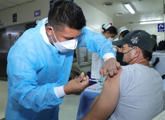 Noticia Radio Panamá | Realizan jornada de vacunación para familiares y pacientes del hospital Oncológico