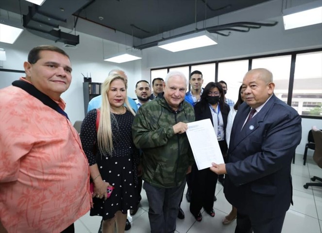 Noticia Radio Panamá | Martinelli se suma al ruedo electoral, presenta documentos para candidato independiente a la presidencia 2024