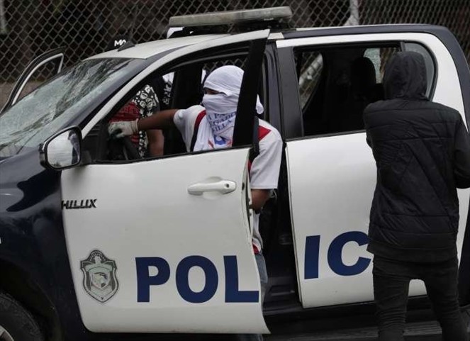 Noticia Radio Panamá | Ordenan casa por cárcel y reporte periódico a dos jóvenes por robo y daños a un patrulla de la Policía Nacional