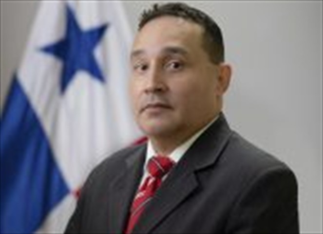 Noticia Radio Panamá | Edwin Salamín aclara que las personas podrán adquirir medicamentos originales y genéricos con rebaja del 30%