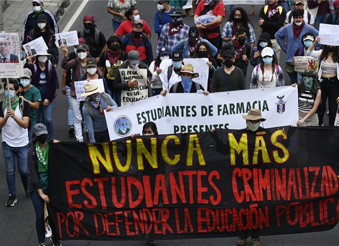 Noticia Radio Panamá | Guatemaltecos marchan contra la corrupción y denuncian fraude en universidad