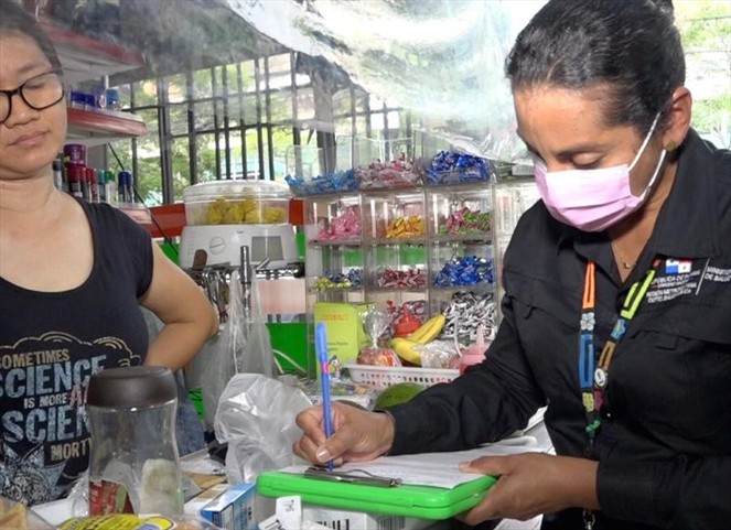 Noticia Radio Panamá | Decomisan alimentos vencidos y sin registro sanitario en diversos establecimientos de El Dorado