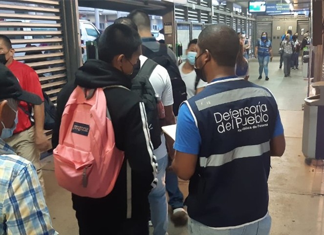 Noticia Radio Panamá | Defensoría: ‘Usuarios del transporte público están desprotegidos ante las lluvias debido a la ausencia de carpas’