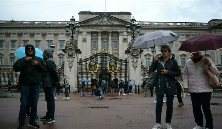 Noticia Radio Panamá | Lágrimas, silencio y el himno «God save the Queen» frente al palacio de Buckingham