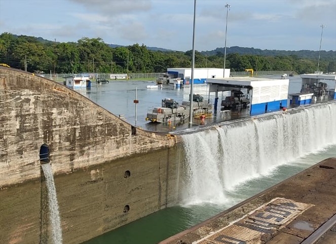 Noticia Radio Panamá | Controlan desbordamiento en las esclusas de Gatún