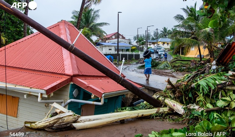 Noticia Radio Panamá | El huracán Fiona llega a República Dominicana tras dejar daños catastróficos en Puerto Rico